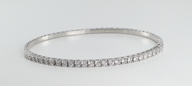 Diamond-studded 18k bangle bracelet