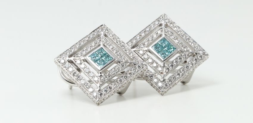 These square-shaped earrings made from 18k white gold with princess-shaped and round cut diamonds are strongly influenced by the Art Deco style.