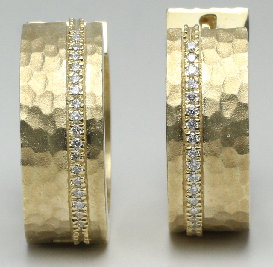 14K Yellow Gold Round Matt Hammered Finish Diamond Strip Hinged Wide Hoop  Earrings (0.19 Ct, H , Si2-Si3 )